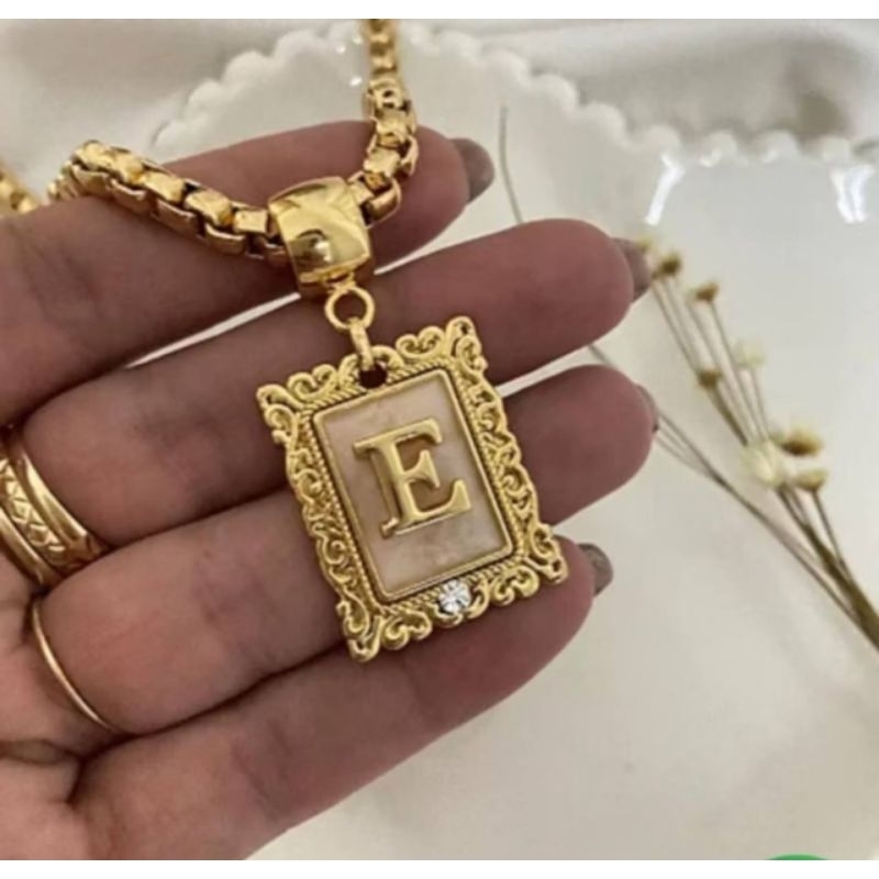 ￼colar corrente feminino com pingente letra inicial do nome medalha com strass Banhada a ouro18K no Verniz italiano em Oferta na Shopee