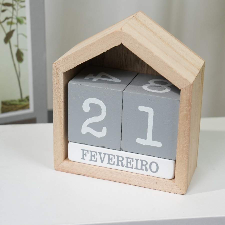 Calendário Pequeno De Mesa MDF Forma Coração Oco Casa 12x12x5.6Cm