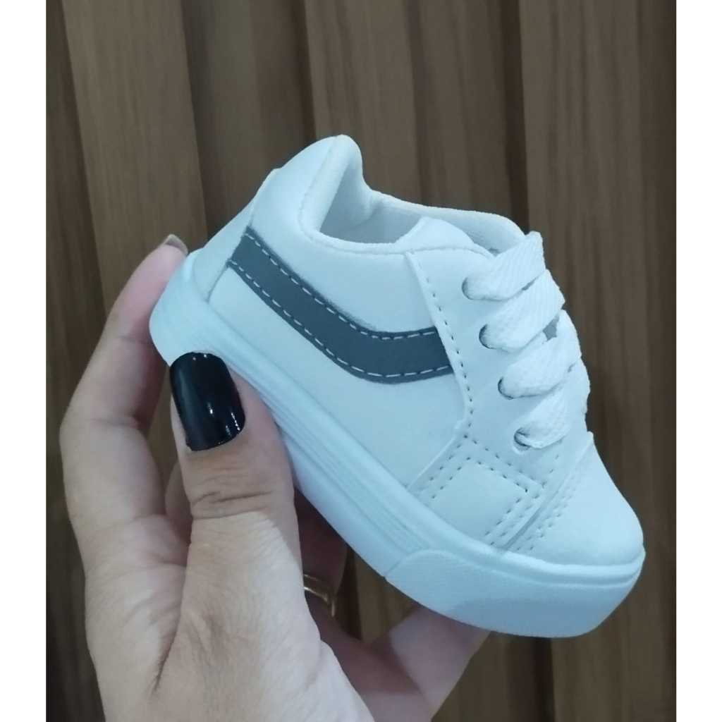 Tênis Branco infantil bebê unisex com detalhe cinza.