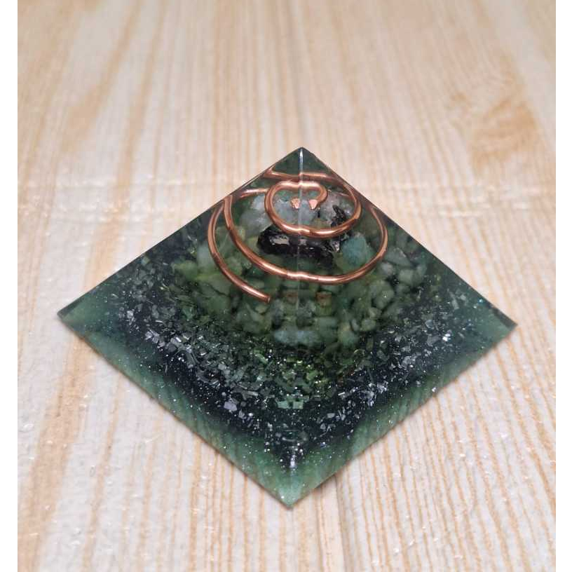 Orgonite Pirâmide Saúde Quartzo Verde e Esmeralda 4cm