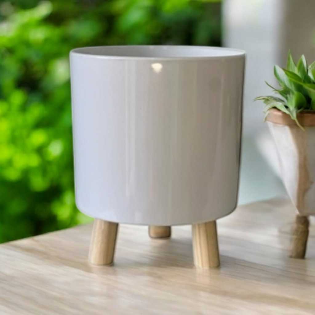 Vaso Cachepot Plastico Branco Pé De Madeira 15,5 X 14,0 cm (Sem Pés)  15,5 x 19,0 (Com Pés)