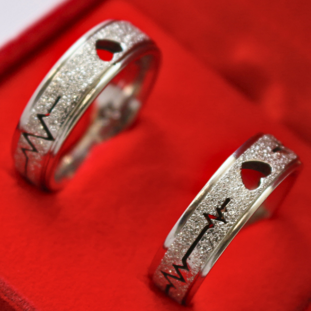 Par Aliança de Namoro Compromisso Batimento e Coração Vazado Diamantado 4mm anatômico Envio Rápido