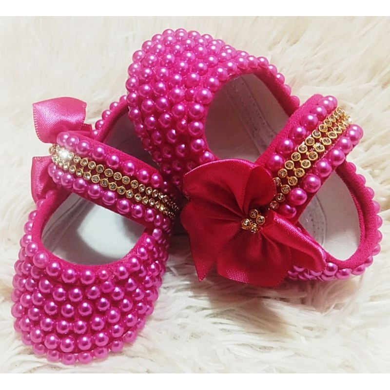 sapatinho princesa pink com perolas e laços, cores vivas e intensas, sapatinho para bebê customizado