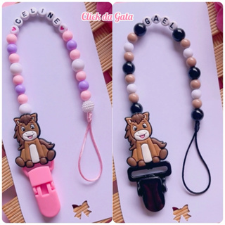 Prendedor de Chupeta Menino ou Menina com Nome e Tema Cavalinho em Oferta na Shopee