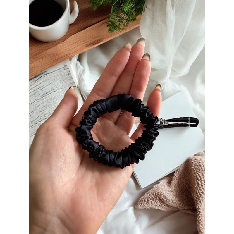 Xuxinha de cetim preta, scrunchie de cabelo anti-frizz, xuxa, amarrador fino, elástico, gominha, fru-fru