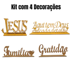 Enfeite Decorativo Frase Aqui Tem Deus em Cada Detalhe com Base para Sala, Mesa e Ambientes
