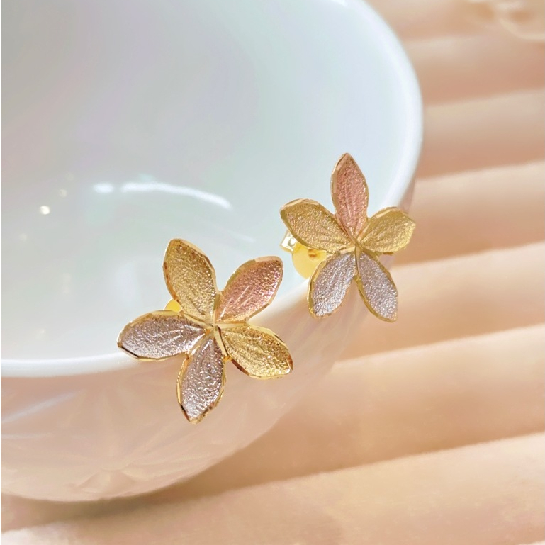 Brinco Flor Três Ouros Folheado a Ouro 18K - Hipoalergênico em Oferta na Shopee