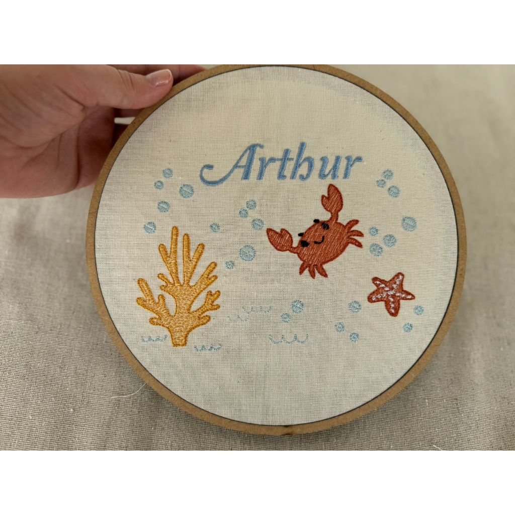 Quadro Bastidor Bordado Porta Maternidade Fundo do Mar nome personalizado