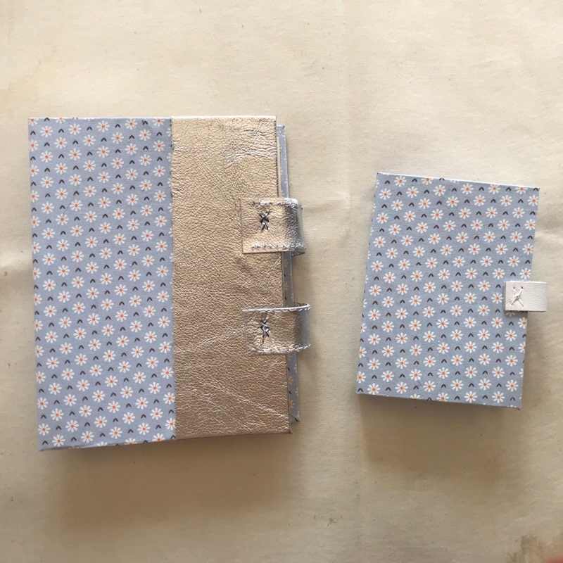 Caderno Artesanal Margaridas em Fundo Azul - Tecido e Couro - Vintage Classic - cód. CAD174