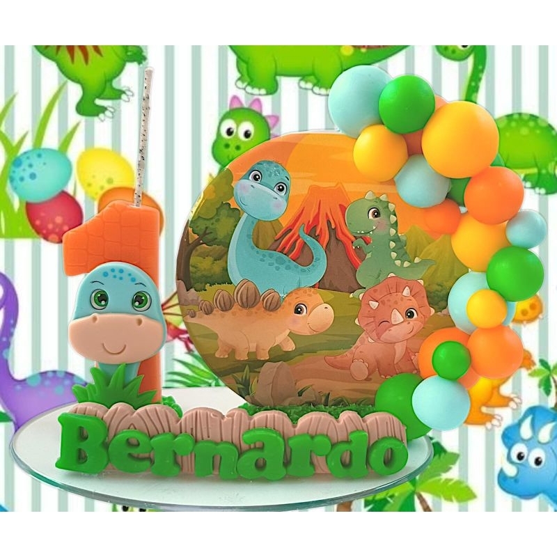 Vela em biscuit Dino baby. Topo de bolo em biscuit Dino baby personalizado com mini painel . Decoração.