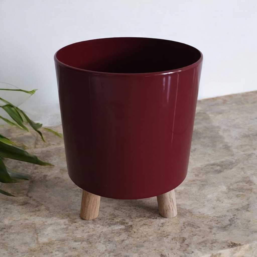 Vaso Cachepot Plástico  Cor Marsala Com Pés De Madeira 15x19cm (com os Pés)