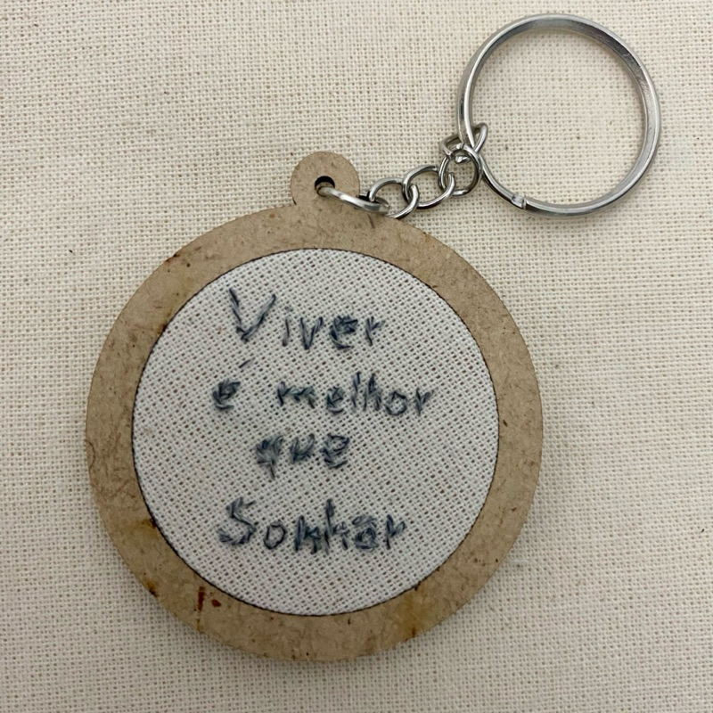 Chaveiro Bordado Viver é melhor que sonhar - Belchior