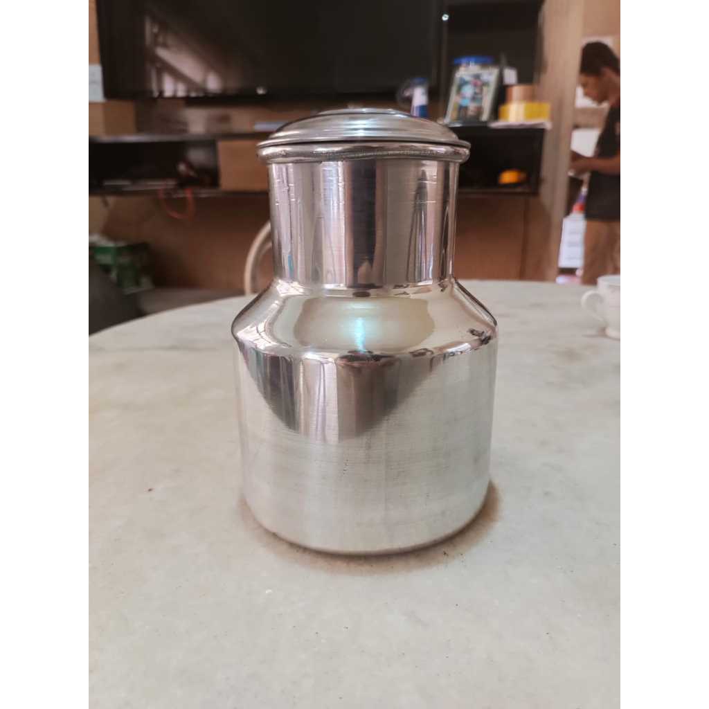 Moringa Jarra para Agua e Leite  Em Alumínio Polido 2 Litros Com Tampa - Modelo Leiteira RETRÔ