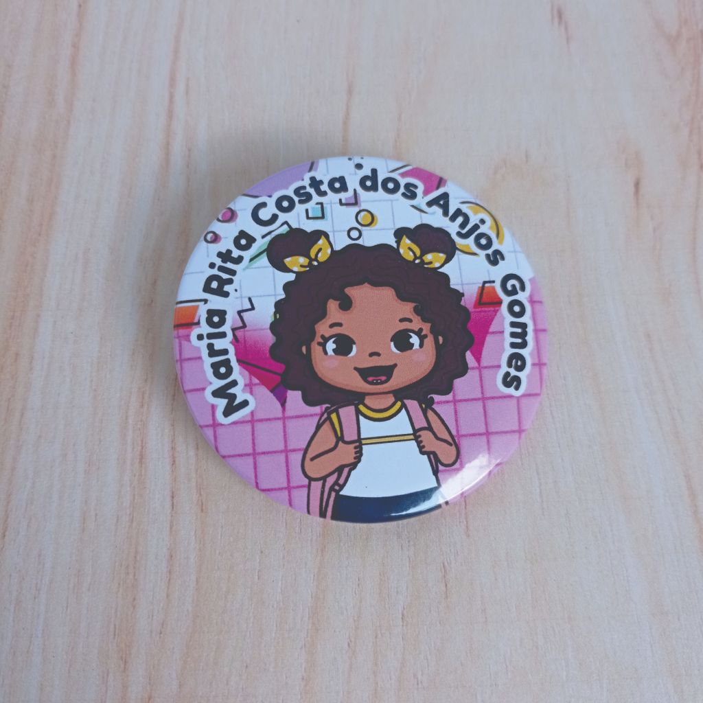 BUTTON PARA IDENTIFICAÇÃO DA CRIANÇA "INFORMAÇÕES IMPORTANTES ESTÃO NA DESCRIÇÃO" ENVIO EM 15 DIAS ÚTEIS em Oferta na Shopee