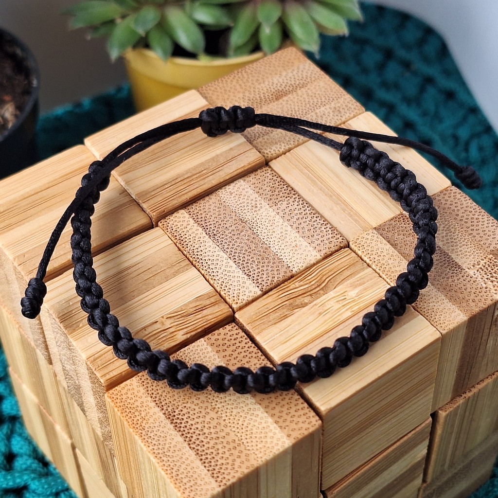 Pulseira Macrame de Fio de Seda Preto Regulável em Oferta na Shopee