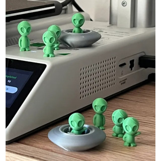 Kit 4 ETs e 1 nave invasão Alienígenas Decorativos em Oferta na Shopee