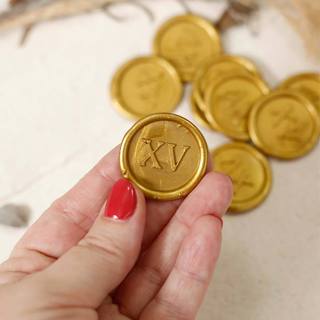 Lacre de cera Dourado Pronta Entrega XV 15 anos c/ dupla face em Oferta na Shopee