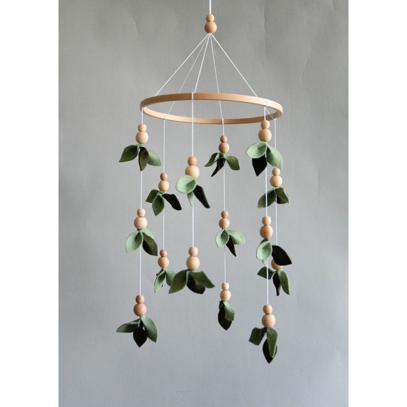 Mobile para Decoração de quarto infantil folhas e folhagens minimalista, menina e menino em feltro.