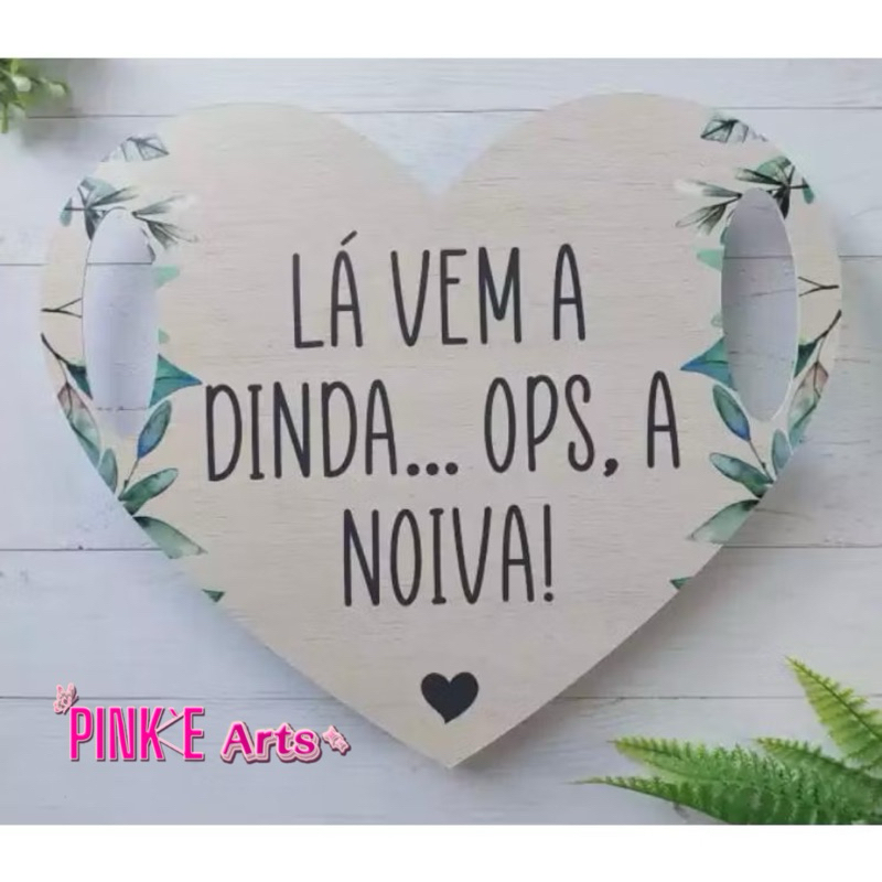 Plaquinha Decorativa Casamento Lá Vem a Dinda…Ops, a Noiva! Placa Mdf Coração Festa Casório