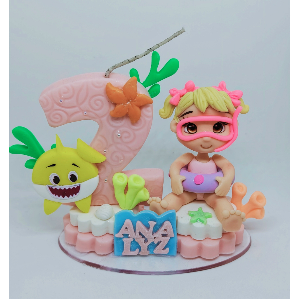 Vela Topo de Bolo em Biscuit Tema Baby Shark com Criança em Oferta na Shopee