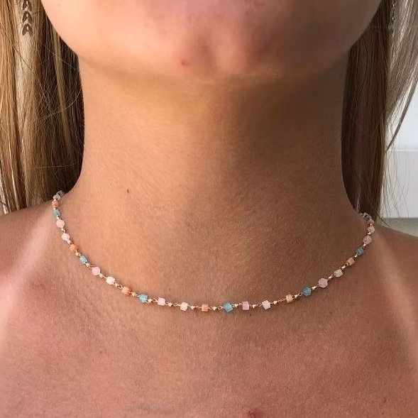 Choker dourada inox pedras azuis, rosas e brancas