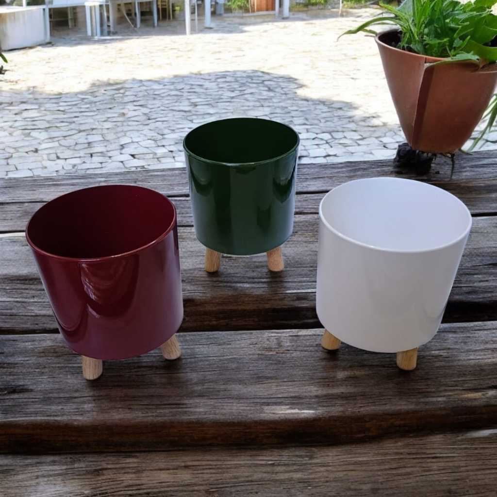 Kit com 3 Vasos Cachepot Plástico Branco, Verde e Vermelho Marsala com Pés de Madeira parafusados 15,5 x 19 (com os pés)