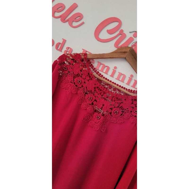 Blusa tecido crepe com pérolas na frente, manga flare