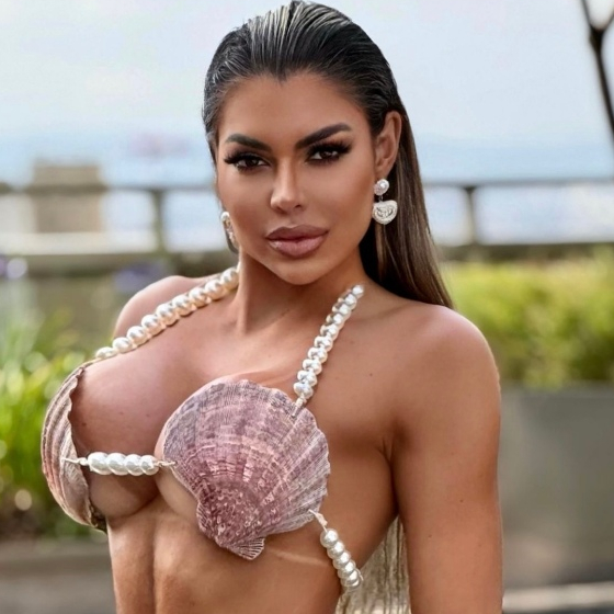 Bikine de Concha com Perolas Linha Luxo Da Perfil