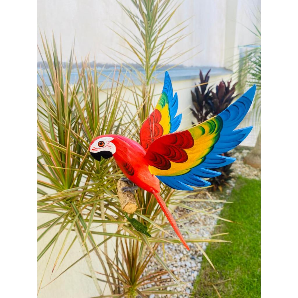 Enfeite Arara Pequena 22 cm com Asa Aberta no tronco Pendurar Artesanato