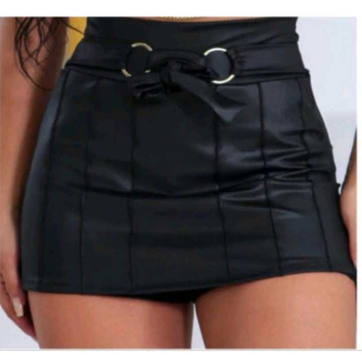 Short Saia Couro Fake Ecológico cirre Preto com Cinto Argola Feminina