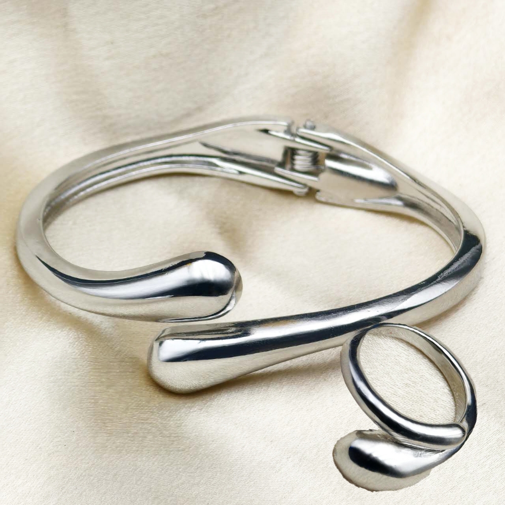 Bracelete Feminino de Abraço com Superfície Lisa e Abertura de Mola – Elegância e Charme Exagerado em Oferta na Shopee