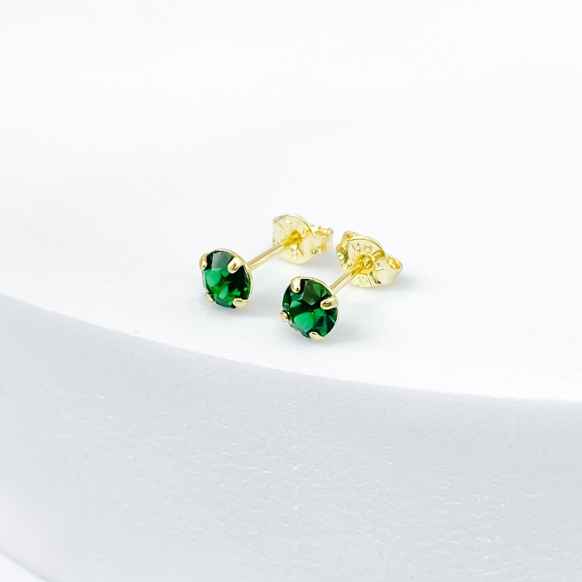 Brinco com Ponto de Luz Brilhante Banhado a Ouro com Pedra na Cor Verde Esmeralda