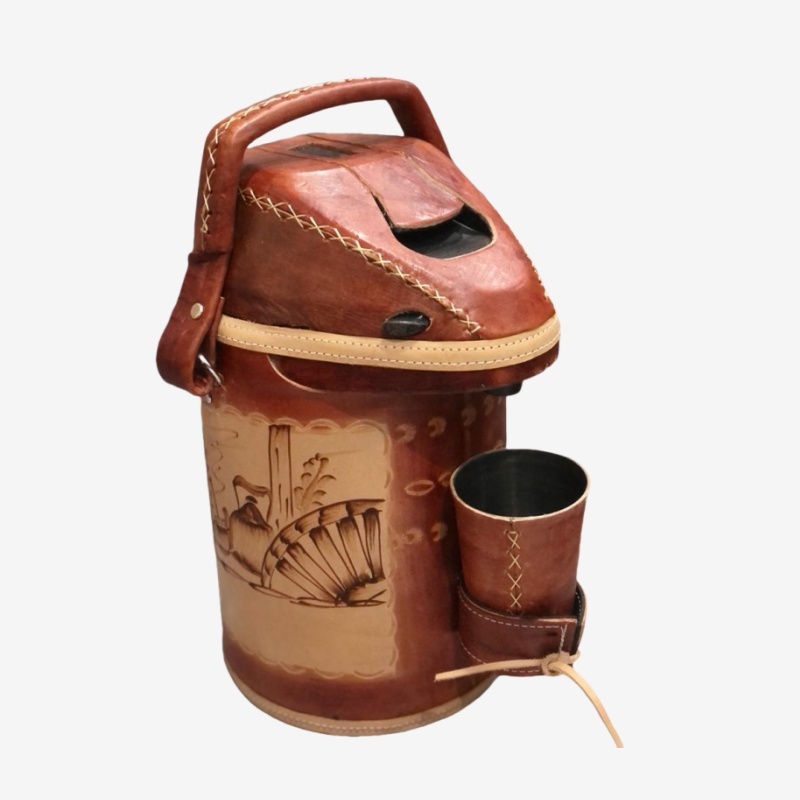 Garrafa Termica 2,5 e 3,0 Litros Quente E Frio Para Terere Com Couro Varia Descenhas Aleatorio em Oferta na Shopee