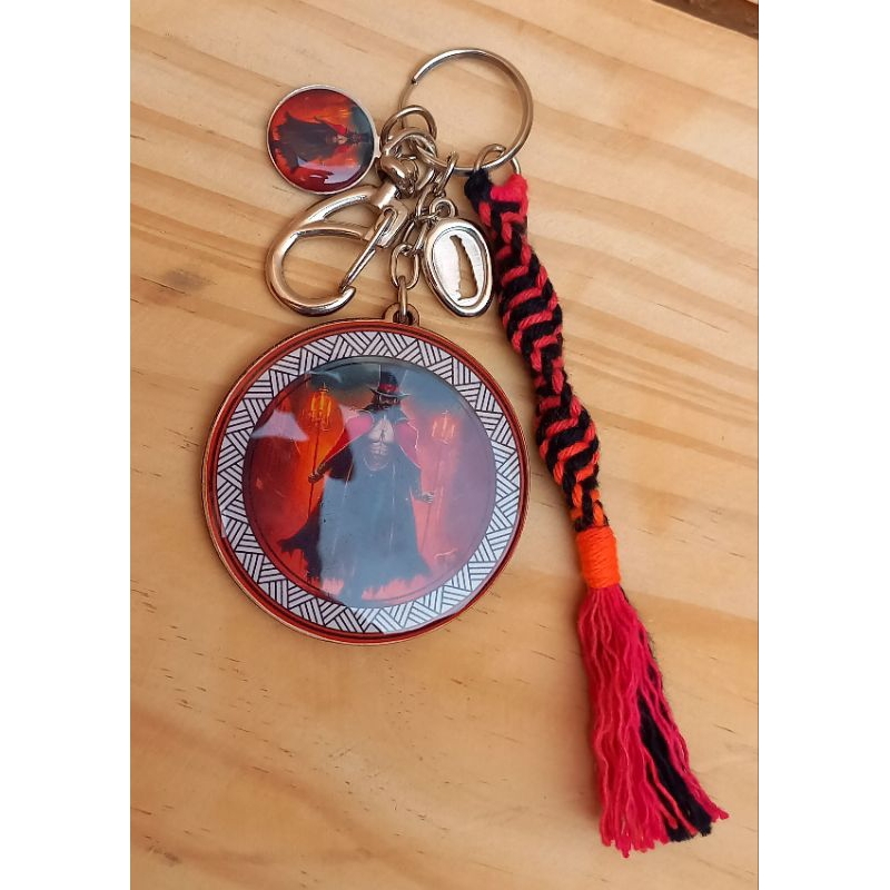 Chaveiro Exú dupla face resinado com macramê