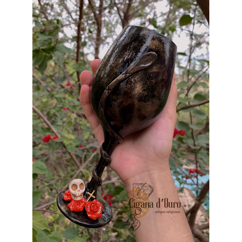 taça pomba gira cobra caveira vermelha e dourada rosa caveira