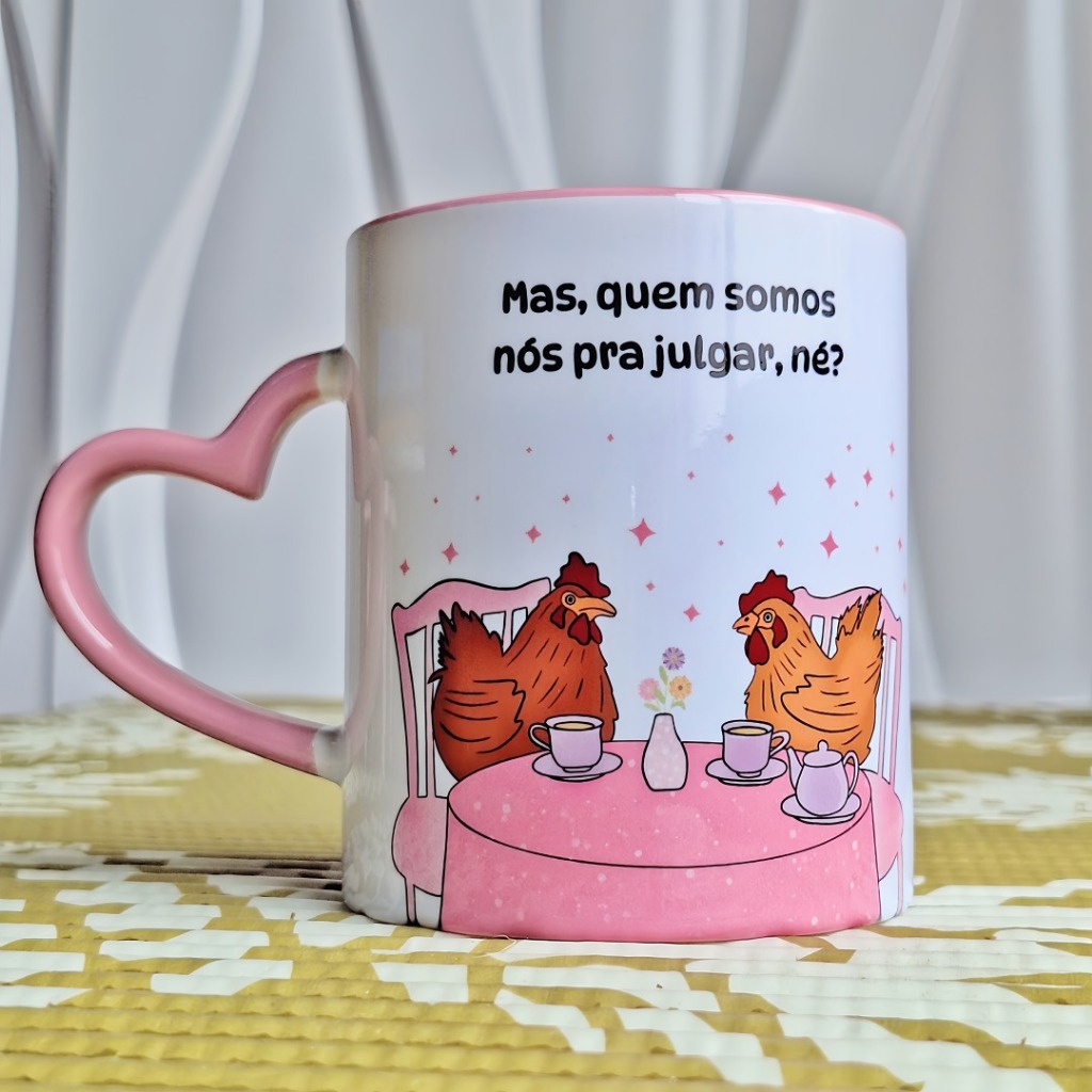 Caneca divertida com a frase Mas quem somos nós pra julgar, né?
