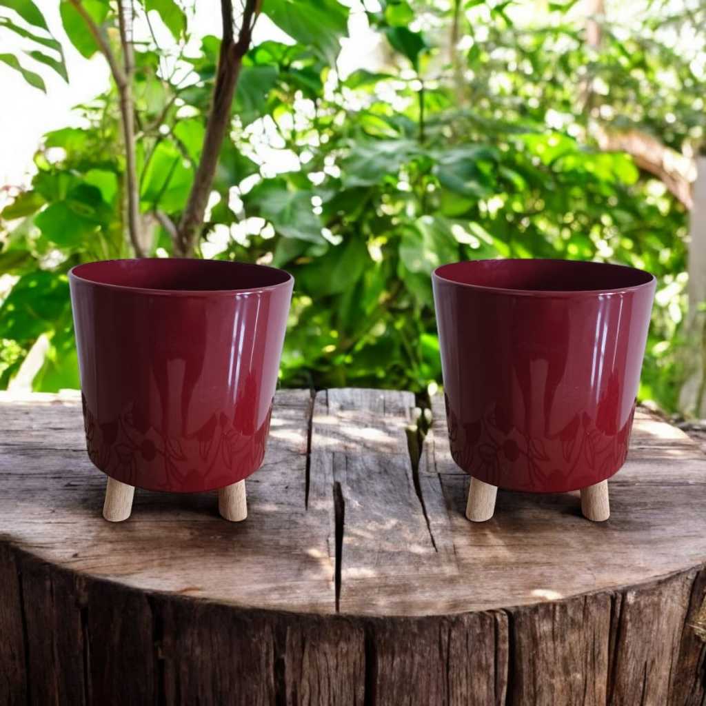 Kit Com 2 Vasos Cachepot Plásticos Vermelho Marsala Pé Madeira 15,5 X 14,0 Cm Sem Furos Decoração
