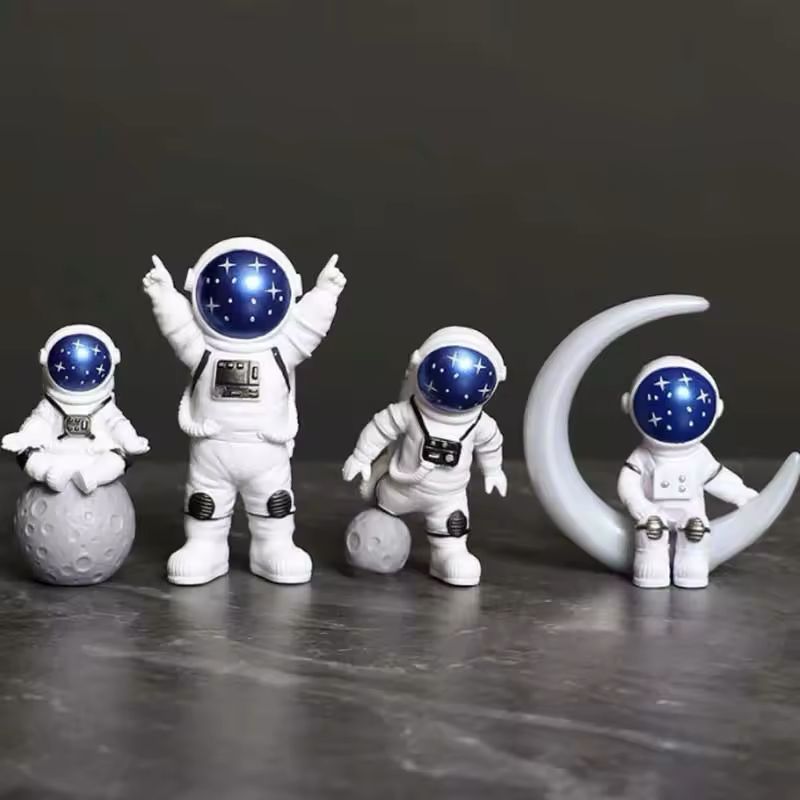 Kit com 4 Peças Astronauta em Miniaturas com 10Cm Lua Galaxia Estrela Universo Foguete Figuras de Ação Action Figure