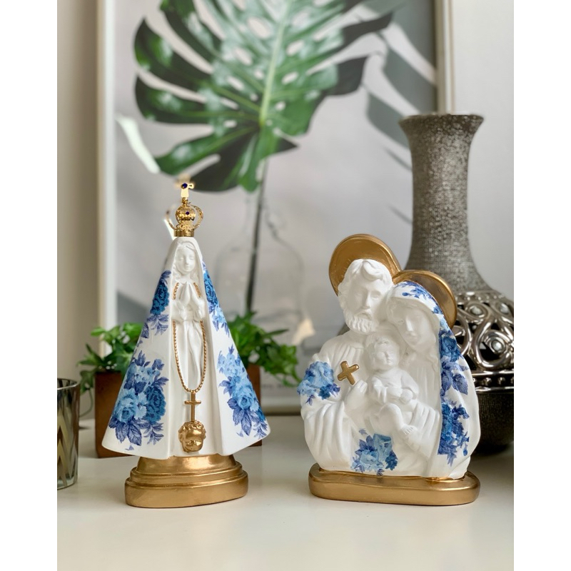 nossa senhora aparecida coroa folheada + sagrada família 20cm flor azul detalhes dourado gesso