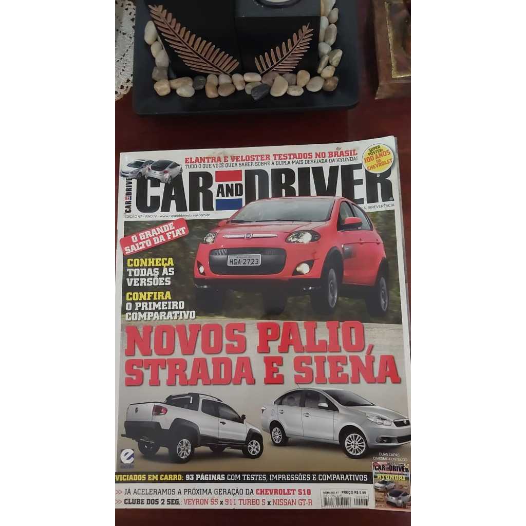 Revista Car and Driver - nº 47 novembro 2011 - Novos Palio, Strada e Siena com pôster Cruze 100 anos da Chevrolet