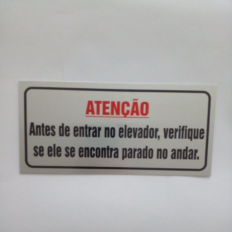 Placa ATENÇÃO Antes  de entrar no elevador  verifique se ele se encontra parado no andar.  de Alumínio 24 x11 cm