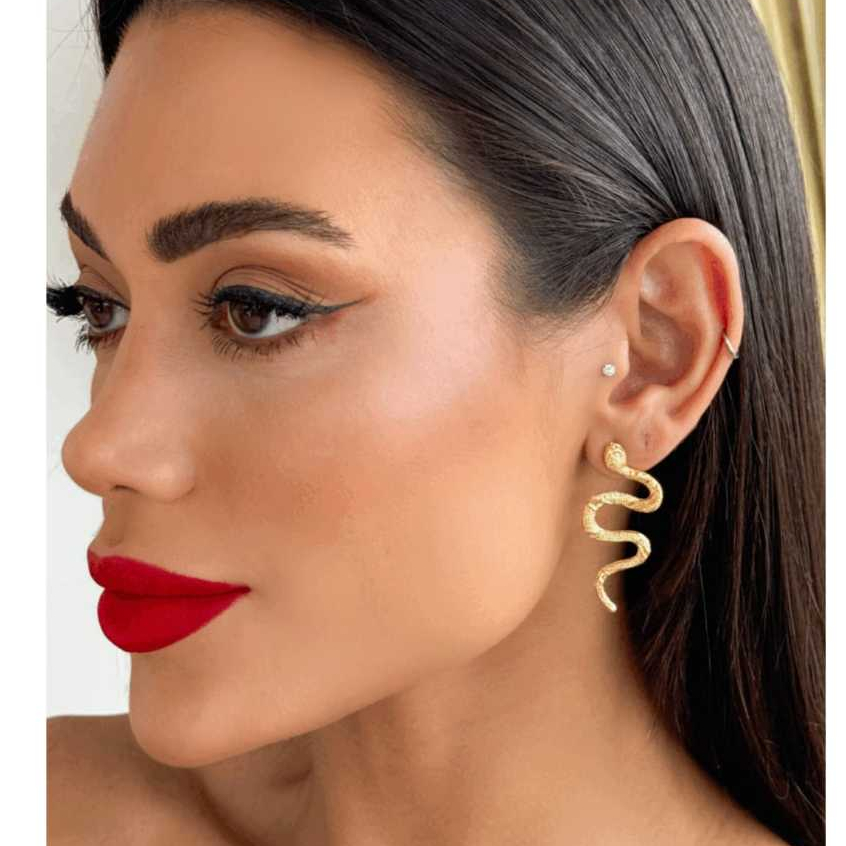 BRINCO LEVE MÉDIO COBRA SERPENTE FOLHEADO A OURO 18K ANTIALÉRGICO FEMININO VINTAGE ELEGANTE DE LUXO-