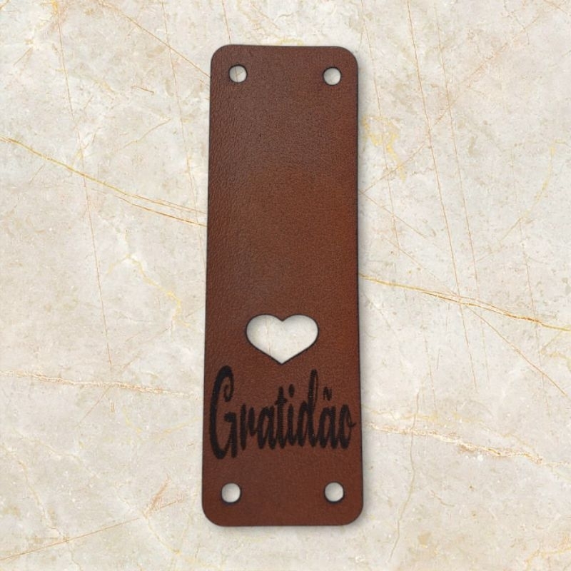 Etiqueta de couro sintético borda/bandeirinha 30 unidades 6x2 cm em Oferta na Shopee