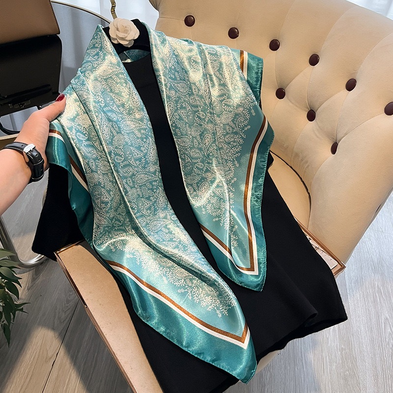 Lenço de Cetim 90x90cm com Estampa Retrô para Cabeça e Pescoço - Várias Cores