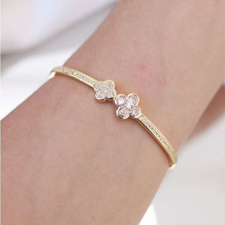 Bracelete Feminino Trevo Cravejado Delicado Folheado Pra Mulher Elegante Moda Bloguera PS54 em Oferta na Shopee