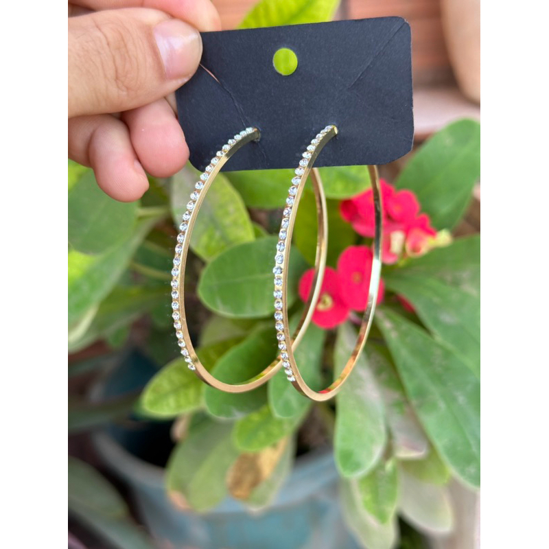 Brincos argolas grande dourado strass