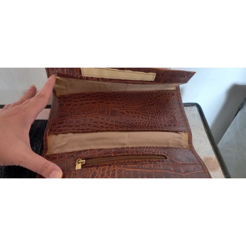 Carteira grande com várias divisórias