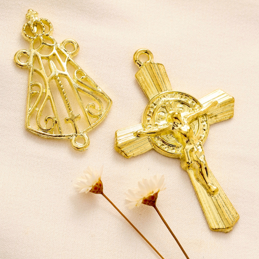 Crucifixos São Bento + Entremeios Nossa Senhora Aparecida Dourado Peças Para Terço Asas da Fé