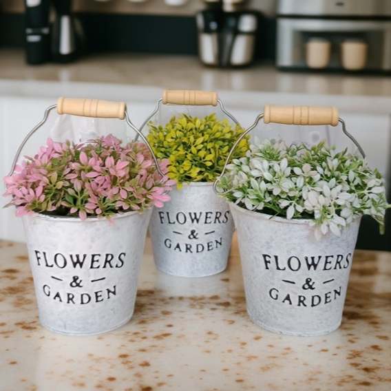 Mini Balde Branco com Mini Buquê Artificial em Silicone – Decoração Delicada em Oferta na Shopee