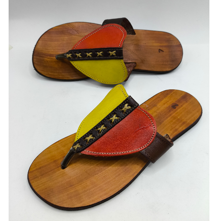 Sandalia Chinelo de Couro Rasteirinha Couro Legitimo Coração Confortável Resistente Ant Derrapante
